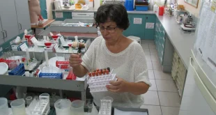 Technicien de laboratoire — comment se reconvertir en France ?