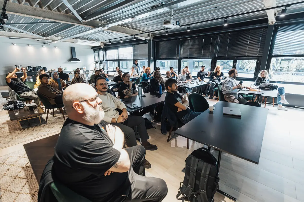 A bright training room with empty chairs and a whiteboard; a printed programme titled "formation" lies on a table, neat and anonymous